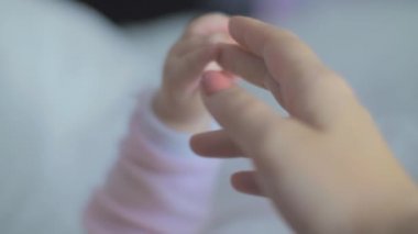 Babys küçük parmak anneler elini tutarak