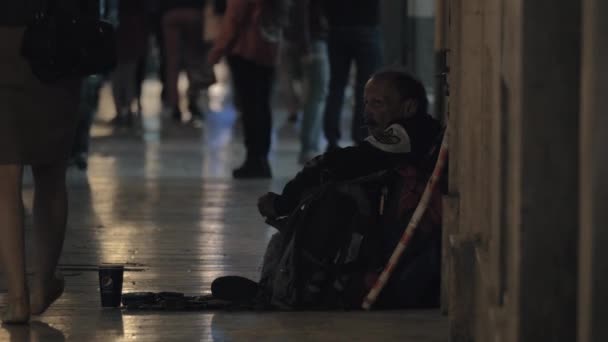 Hombre mendigo sentado en la calle ocupada — Vídeos de Stock