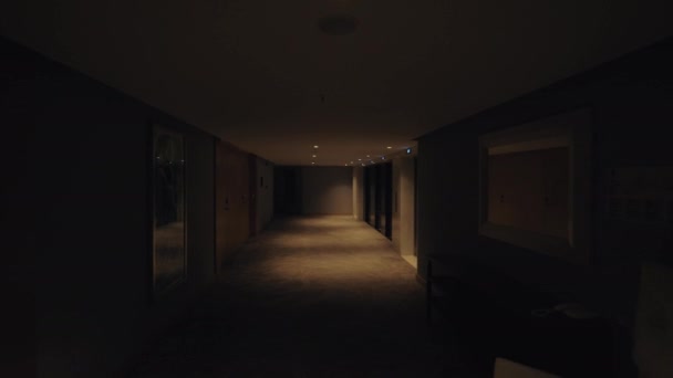 Caminando en el pasillo del hotel, vista en luz tenue — Vídeo de stock