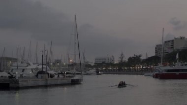 İskele yat akşam City, İspanya ile