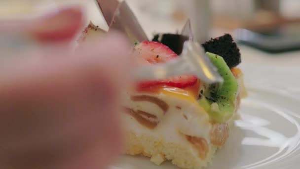 Крупный план красивого торта, украшенного фруктами и шоколадом — стоковое видео