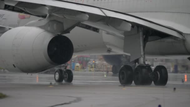 Tianjin Airlines αεροσκαφών τροχοδρόμησης στο διάδρομο — Αρχείο Βίντεο