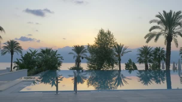 Piscina exterior en el complejo. Escena con fondo natural al atardecer — Vídeos de Stock