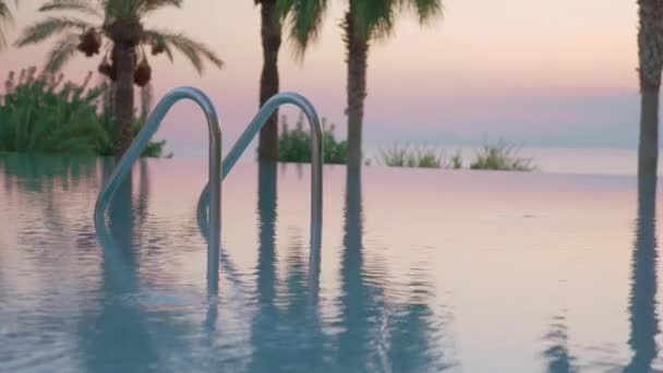 Piscina exterior no resort, vista ao pôr do sol — Vídeo de Stock