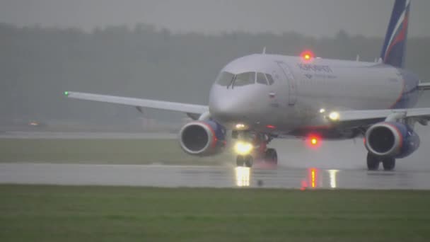 Aeroflot uçağı Sukhoi Superjet 100 pistte. — Stok video