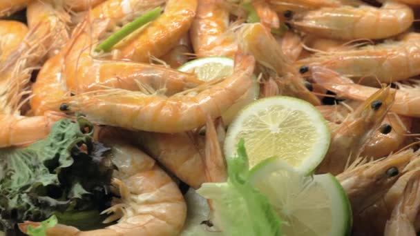 Ένα closeup του μαγειρεμένα shrimpes διακοσμημένα με λεμόνι και μαρούλι — Αρχείο Βίντεο