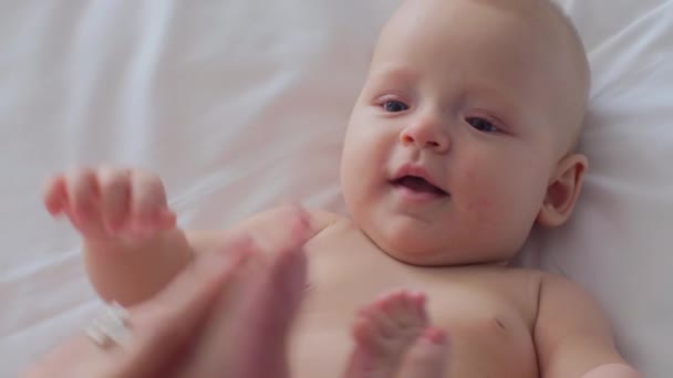 Egy nő játszik a baba lánya láb — Stock videók