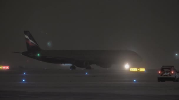 Aeroflot aviones taxiing en el aeropuerto en la noche de invierno, Moscú — Vídeos de Stock