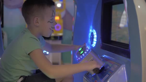 Um menino em uma cabine de máquina de jogo em movimento — Vídeo de Stock