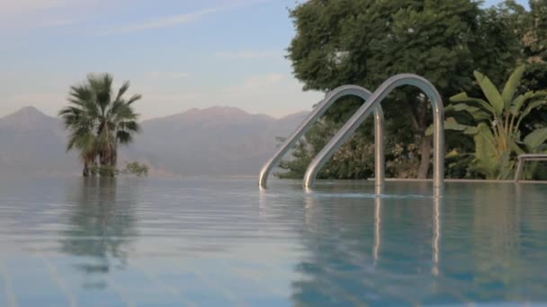 Summer resort scene with swimming pool — Stock Video