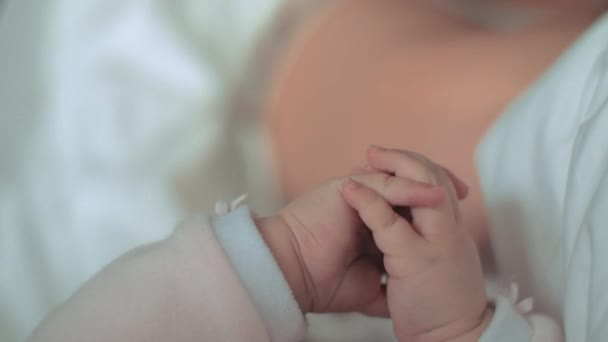 Eine Nahaufnahme eines kleinen Babys Hände — Stockvideo