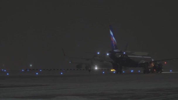 Samolotów Cargo Boeing 747 i Aeroflot w Lotnisko w nocy zimowych — Wideo stockowe