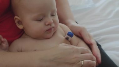 Anne Bebek kızları sıcaklığını kontrol