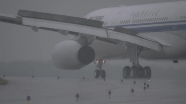 공기 중국에 어 버스 A330 택시로 비가 아래 활주로에 비행기 — 비디오