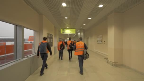 Репортеры в аэропорту Шереметьево — стоковое видео