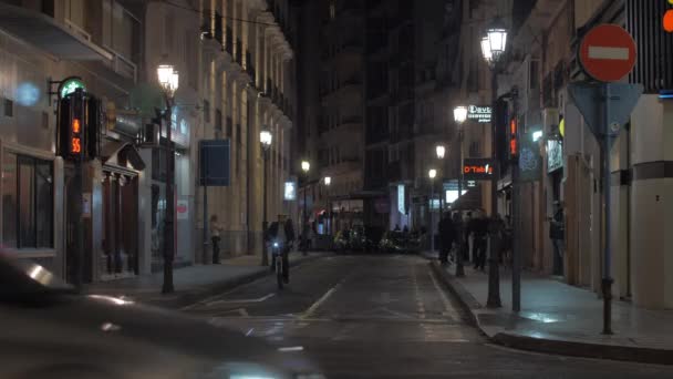 Night street view i Spanien — Stockvideo