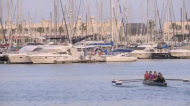 Tekne Yelkenli Yatlar ile quay içinde kürek. Alicante, İspanya