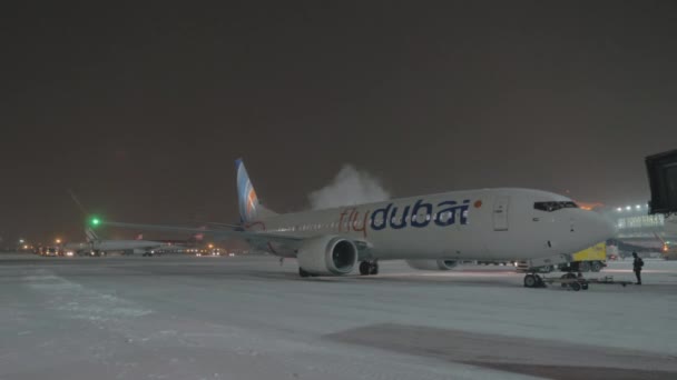 Flydubai boeing 737 max-8 im Flughafen in der Winternacht — Stockvideo
