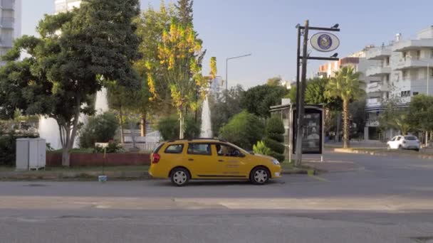 Vista de la calle con coche de taxi estacionado en Antalya, Turquía — Vídeo de stock