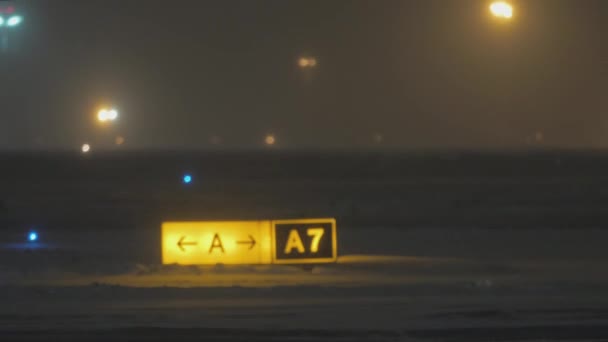 Aeroflot avión en la tira de despegue en la noche de invierno, Moscú — Vídeos de Stock