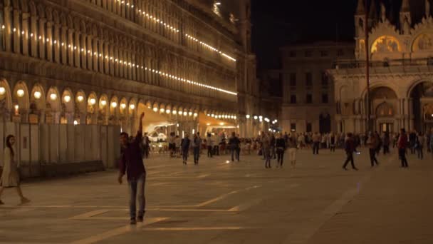 Tętniący życiem plac Świętego Marka w Wenecji noc — Wideo stockowe