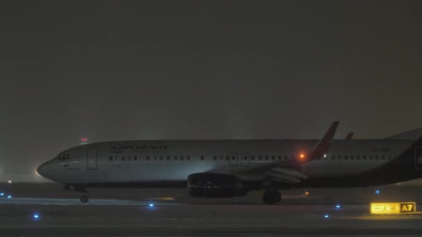 Aeroflot-Maschine vom Typ 737-800 rollt in der Winternacht auf Landebahn — Stockvideo