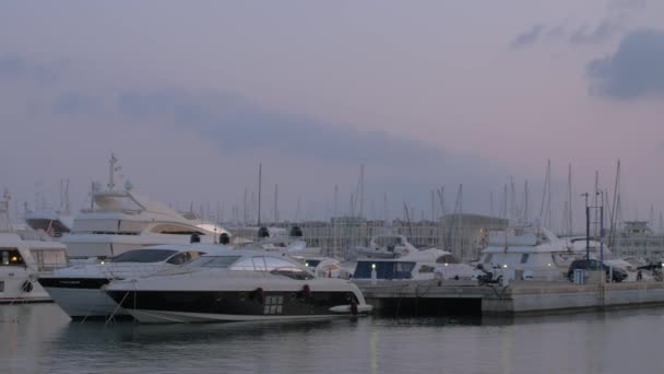 Яхты швартуются. Вечерний вид на гавань в Аликанте, Испания — стоковое видео