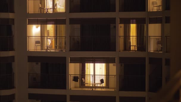 Вид на будівлю готелю вночі — стокове відео