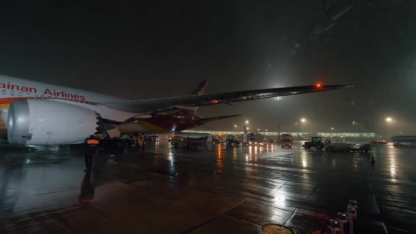 Hainan Airlines vliegtuig na uitstaphulpmiddelen, nacht aankomst op het vliegveld van de Sheremetyevo — Stockvideo