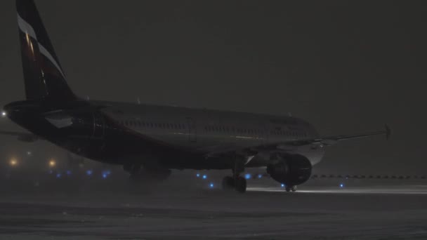 Aeroflot Airbus A321-211 v Letiště v noci, Moskva — Stock video