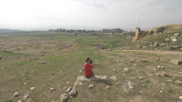 Viajero joven tomando fotos de Hierápolis, ciudad antigua en Pamukkale. Turquía — Vídeo de stock