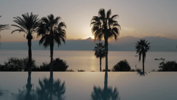 Buitenzwembad op resort en natuur landschap bij zonsondergang, Turkije — Stockvideo