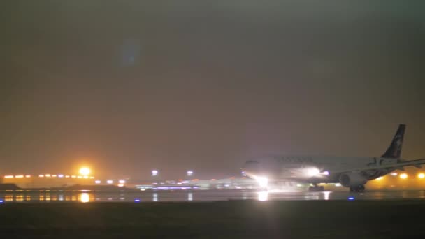 A330-343 de Aeroflot en librea Sky Team despegando por la noche — Vídeo de stock