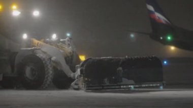 Gece havaalanında traktör kar pulluk