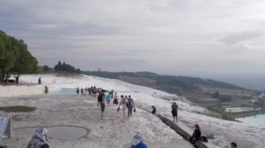 Pamukkale, Türkiye'de Traverten teraslarda turistler