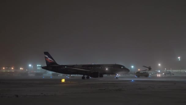 冬の夜、モスクワのシェレメーチエヴォ国際空港を忙しい — ストック動画