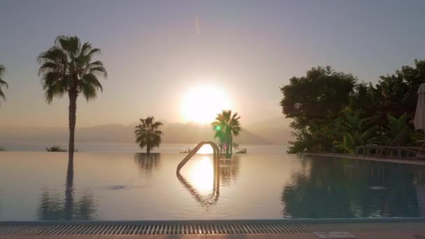 Piscina en el complejo, vista contra el atardecer — Vídeos de Stock