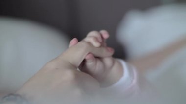 Bebek kızı holding anne parmak
