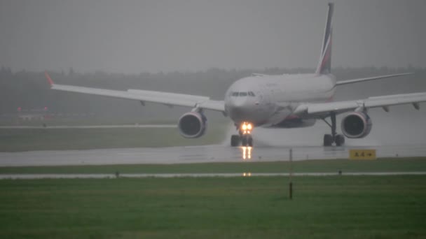 A330 приземляется на мокрую взлетно-посадочную полосу — стоковое видео