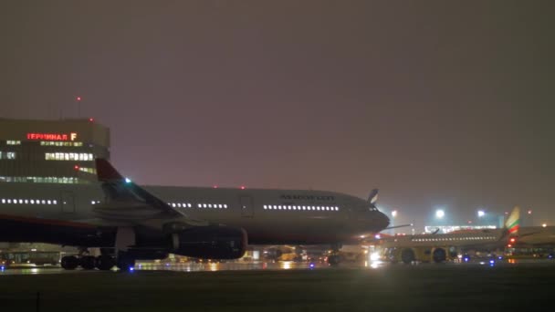 Ruchu samolotów i pojazdów w terminalu F Sheremetyevo Airport, wgląd nocy — Wideo stockowe