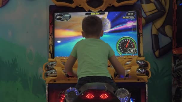 Niño divirtiéndose con simulador de carreras — Vídeos de Stock