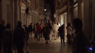 Hareketli bir cadde gece Venedik, İtalya