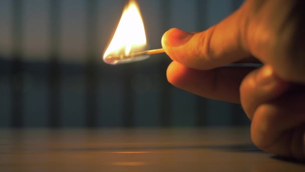 Main tenant le bâton de match brûlant dans le noir 