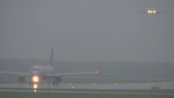 Vista aeropuerto con aviones estacionados y descendentes — Vídeo de stock