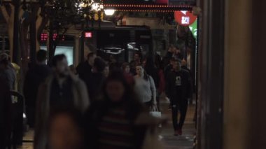 İnsanlar akşam şehirde trafik