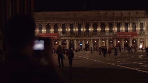 Emberek, a St. Marks Square éjszaka Velencében, Olaszország — Stock videók