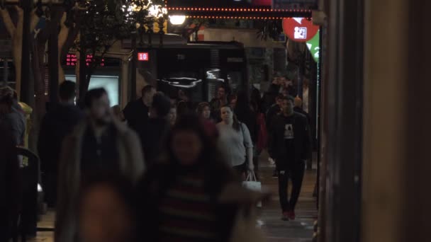 Menschenverkehr in der Abendstadt — Stockvideo