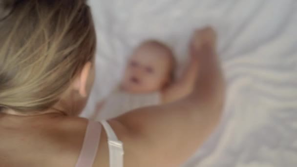 Gymnastiek voor gezonde baby — Stockvideo