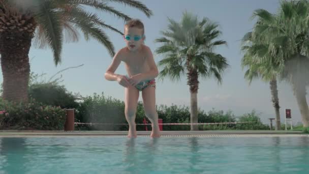 Gyerek búvár és víz alatti úszás a medencében — Stock videók