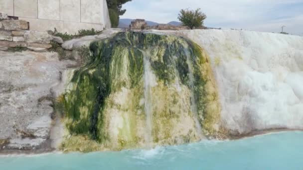 Travertine creek and hot water springs in Pamukkale, Turkey — Stock Video